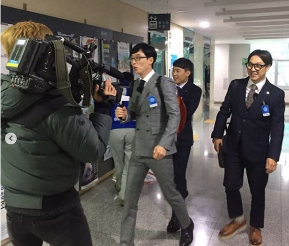 MBC ‘무한도전’ 팀은 지난달 20일 서울 영등포구 국회의원회관에서 깜짝 촬영을 진행했다. ‘무한도전’의 정기 녹화는 매주 목요일에 진행되지만, 국회의원과의 인터뷰 일정으로 인해 이날 멤버들이 모이게 된 것. [사진=OSEN]