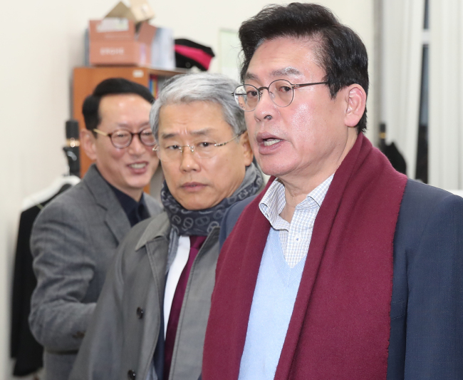 2018년도 예산안 처리 법정 시한인 2일 오후 각각 의원총회를 마친 자유한국당 정우택 원내대표와 국민의당 김동철 원내대표가 국회 자유한국당 원내대표실에서 면담을 마친 뒤 방을 나서고 있다. 왼쪽부터 국회 예결위 자유한국당 간사인 김도읍 의원, 국민의당 김동철·자유한국당 정우택 원내대표. [제공=연합뉴스]