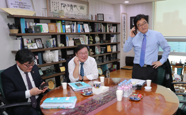 더불어민주당 우원식 원내대표가 2일 오전 국회 의원회관 회의실에서 야당 지도부에 전화하고 있다. [제공=연합뉴스]