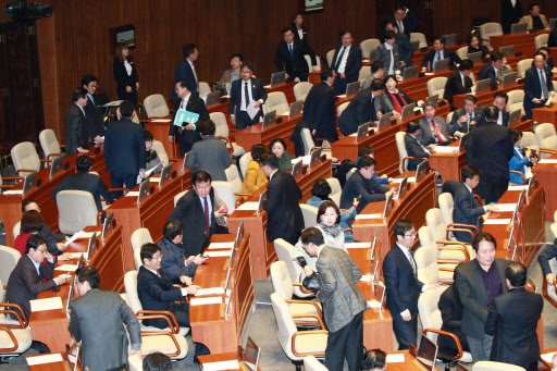 [사진설명=내년 예산안 법정 시한 처리가 불발된 2일 오후 9시 50분께 본회의가 정회되자 여야 의원들이 본회의장을 나서고 있다. 사진제공=연합뉴스]