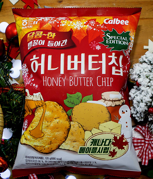 해태제과 허니버터칩이 맞춤형 패키징 마케팅을 업계 최초로 도입했다. 계절별로 포장지 디자인을 바꿔 브랜드 신선도를 유지하고 시즌 분위기를 한껏 느낄 수 있도록 하기 위함이다. 올 겨울 패키지는 붉은 단풍과 하얀 눈꽃이 어울리며 크리스마스를 연상시킨다