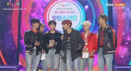 2일 2017 MMA에서 엑소는 올해의 아티스트상, 방탄(사진)은 올해의 베스트송상, 아이유는 올해의 앨범상 등 각각 대상을 수상했다. [사진=MBC 뮤직 라이브 화면 캡처 ]