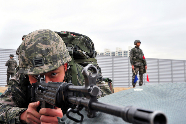 지난 2014년 한 해병대원이 전투사격 훈련을 하고 있다. [사진제공=국방부]
