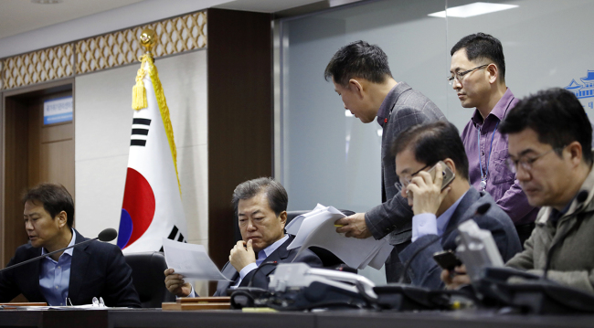 문재인 대통령은 3일 오전 인천 영흥도 앞바다에서 일어난 낚싯배 전복 사고를 보고 받고 위기관리센터를 찾았다. [사진제공=청와대]