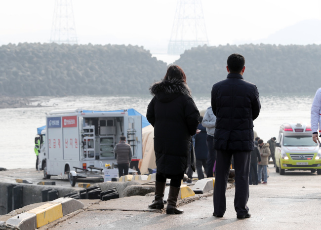 3일 오전 낚싯배 전복사고가 발생한 인천시 옹진군 영흥면 영흥대교 인근 해상과 인접한 진두선착장에서 실종자 관계인들이 임시 설치된 구조센터를 바라보고 있다. [연합뉴스]