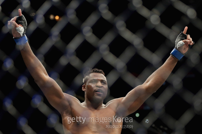 UFC 헤비급 타이틀 도전권을 얻은 승자 프란시스 은가누.