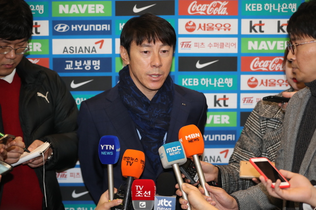 South Korea national soccer team head coach Shin Tae0-yong speaks to reporters after returning home from the 2018 FIFA World Cup draw in Russia at Incheon Airport, Sunday. (Yonhap)