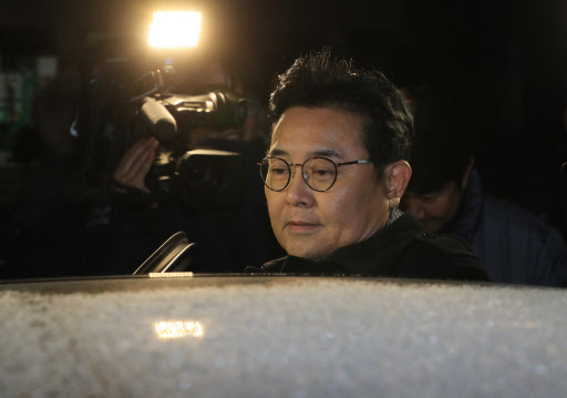 롯데홈쇼핑으로부터 3억여 원의 뇌물을 수수한 의혹 등 수억 원대 금품 비리 혐의로 구속영장이 청구된 전병헌 전 청와대 정무수석비서관이 11월 25일 오전 영장이 기각된 직후 경기 의왕시 서울구치소를 나와 차량에 탑승하고 있다. [사진=연합뉴스]