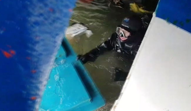 해경 구조대원이 3일 오전 인천 영흥도 인근 해상에서 전복된 낚싯배에 타고 있던 실종자 구조작업을 벌이고 있다. [사진제공=연합뉴스]