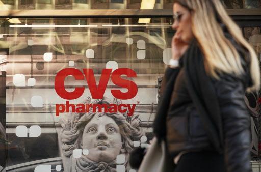 3일(현지시간) 워싱턴의 CVS 약국 앞을 한 여성이 지나가고 있다. 이날 현지언론은 대형 약국체인 CVS가 건강보험사인 애트나를 올해 최대 M&A 규모인 690억달러에 인수한다고 일제히 보도했다. [워싱턴=AFP연합]