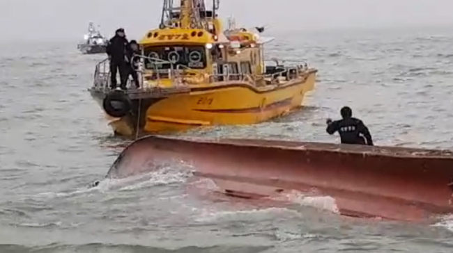 해양경찰청 대원들이 3일 오전 6시 12분께 인천 영흥도 인근 해상에서 전복된 낚싯배에 타고 있던 실종자들을 수색하고 있다. ［사진제공=연합뉴스］