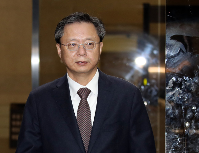 직권남용 및 국가정보원법 위반 공모 혐의를 받는 우병우 전 청와대 민정수석이 피의자 신분으로 조사를 마치고 지난 달 30일 새벽 서초구 서울중앙지검을 나서고 있다. [사진제공=연합뉴스]