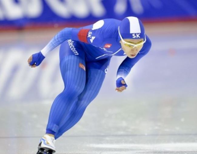 In this EPA photo, Lee Sang-hwa of South Korea skates in the ladies` 500 meters at the International Skating Union (ISU) World Cup Speed Skating in Calgary, Canada, on Dec. 3, 2017. (Yonhap)