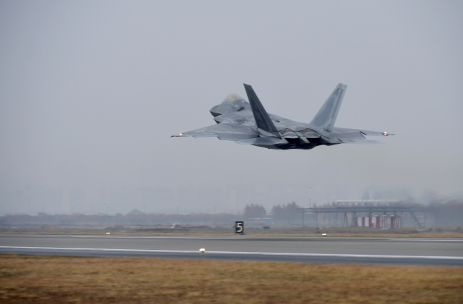 지난 4일 공군 제1전투비행단에서 비질런트 에이스(Vigilant ACE) 훈련 간 F-22 전투기가 이륙하고 있다. [사진제공=공군]