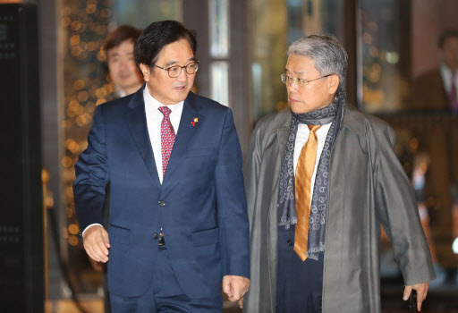 [사진설명=더불어민주당 우원식 원내대표와 국민의당 김동철 원내대표가 4일 오전 서울 여의도 한 식당에서 비공개 조찬회동을 위해 입장하고 있다. 사진제공=연합뉴스]