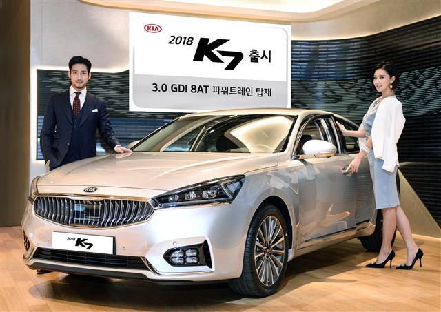 기아자동차는 첨단 운전자 지원(ADAS) 기술 등 상품성을 대폭 강화한 ‘2018년형 K7’을 출시하고 본격적인 판매에 돌입한다고 4일 밝혔다.
2018년형 K7는 고속도로 주행보조(HDA)를 스팅어에 이어 기아차에서 두 번째로 적용했다.
HDA는 고속도로에서 스마트 크루즈 컨트롤 설정 주행 시 자동 활성화되는 기능으로 ▷앞차와 거리 유지 ▷차로 유지 ▷도로별 제한속도에 따른 주행 설정 속도 자동 변경 등의 기능이 포함된 첨단 주행 안전 기술이다.
소비자 선호 사양을 기본 적용해 상품성을 강화했고, 기존 모델에서 동승석까지 적용됐던 시트벨트 리마인더를 뒷좌석까지 확대 적용해 탑승자의 안전을 높였다.
2018년형 K7은 고배기량의 성능과 안정적 주행감을 동시에 추구하는 고객을 위해 신규 파워트레인을 추가했다. 2018년형 K7 2.4 가솔린 모델은 3105만~3330만원 ▷2.2 디젤 모델은 3405만~3630만원 ▷3.0 가솔린 모델은 3375만~3550만원 ▷3.3 가솔린 모델은 3725만~3990만원이며, 하이브리드 모델은 3590만~3975만원(세제 혜택 후)이다. 박도제 기자/pdj24@