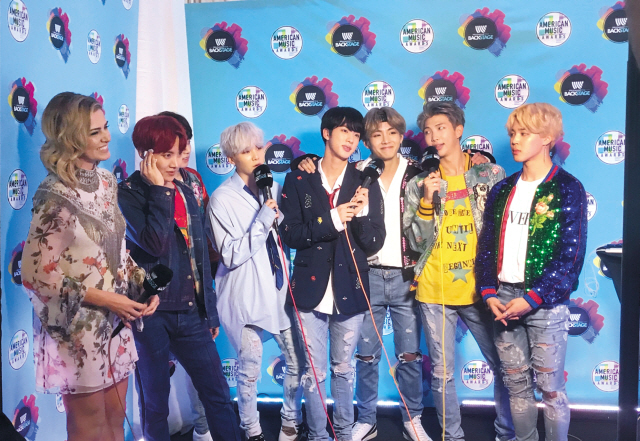방탄소년단은 이제 사회 깊숙이 들어와 있다.그들의 진정성, 친밀성, 지속성에 팬들은 열광하고, 마음을 다 내준다. 나는 중독되지 않을거라고 방패막이를 치지만 어김없이 무장해제되고 만다. 팬들은 “누구나 그들은 흉내낼수는 있지만 누구도 그들이 될 수는 없다”고 말한다. 왼쪽 횡단보도를 건너는 사진을 보면서 1969에 발표된 비틀즈의 ‘ABBEY ROAD’ 앨범재킷을 떠올리는 건 지나친 비약일까.그들은 출발부터 비틀즈를 꿈꾸었지도 모른다.