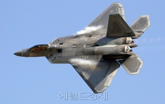 북한 노동당 기관지 노동신문은 4일 시작하는 한미 연합공중훈련 ‘비질런트 에이스(Vigilant ACE)’를 거론하며 “민족의 머리 위에 핵 전쟁의 불구름을 몰아오는 것이 과연 ‘대화’를 위한 것이고 ‘분열의 아픔을 해소하는 노력’이란 말인가”라고 비난했다. [사진=헤럴드경제DB]