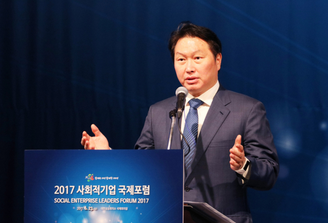 최태원 SK회장이 지난 6월 서울시 중구 대한상공회의소에서 열린 사회적기업 국제포럼에서 기조연설을 하고 있다. [사진제공=SK]