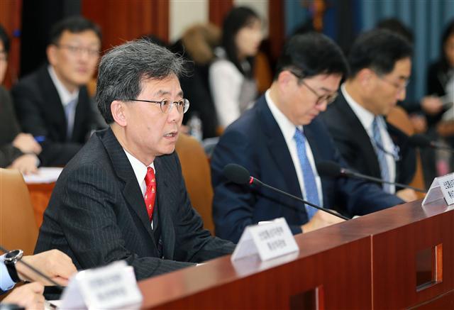 김현종(왼쪽 첫번째) 산업통상자원부 통상교섭본부장이 4일 오전 서울 광화문 정부서울청사 영상회의실에서 제9차 통상추진위원회를 주재하면서 모두발언을 하고 있다. 김 본부장은 이 자리에서 “한미 자유무역협정(FTA) 개정 관련 추진 절차를 차질없이 협조해달라”고 각 부처 관계자들에게 당부했다. [산업통상자원부]