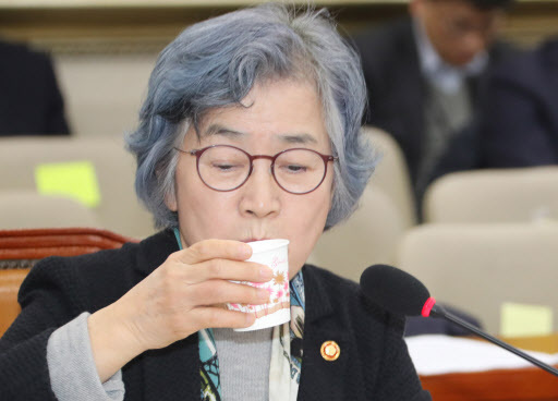 [사진설명=지난 1일 국회에서 열린 정무위원회 ‘농축수산물 선물비 10만원’ 한도 상향의 청탁금지법 대통령 시행령 개정에 관련 전체회의에 참석한 박은정 국민권익위원장. 사진제공=연합뉴스]