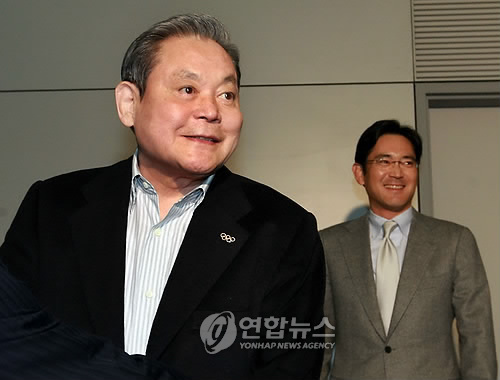 국제올림픽위원회(IOC) 위원으로 복귀한 이건희 삼성그룹 회장이 지난 2010년 2월 8일 아들 이재용 삼성전자 부사장과 함께 인천국제공항을 통해 밴쿠버로 출국하는 모습. 이 회장은 ‘잘 다녀오시라’는 시민들의 인사에 웃음으로 답했다. [사진=연합]
