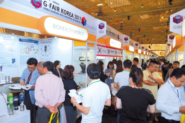 지난달 28~29일 베트남 호치민 젬 센터에서 열린 ‘제2회 G-FAIR 호치민’에 현지바이어들이 국내 중소기업 제품을 꼼꼼히 살펴보고 있다.