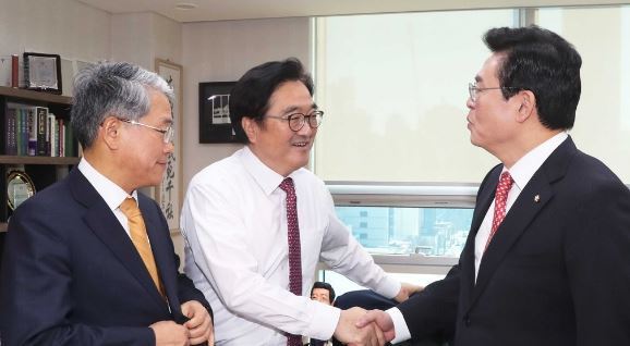 (From Left)Kim Dong-cheol of the liberal People's Party, Woo Won-shik of the ruling Democratic Party, and Chung Woo-taik of the main opposition Liberty Korea Party, held talks Monday in last-minute efforts to narrow their apparently wide gap over government spending next year.(Yonhap)
