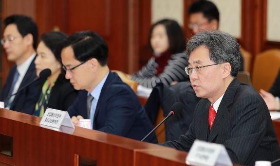 Trade Minister Kim Hyun-chong held a meeting Monday with officials from 20 ministries and government organizations to share issues related to the Korea-US free trade agreement. (Yonhap)