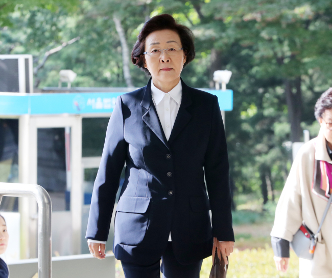 신연희 강남구청장이 지난 10월 서울 서초구 서울중앙지법에서 열린 첫 공판에 출석하고 있다. [사진제공=연합뉴스]