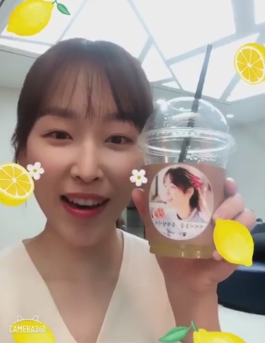 배우 서현진이 팬들의 선물에 감사인사를 전하고 있다. [사진=배우 서현진 트위터 영상 캡처]