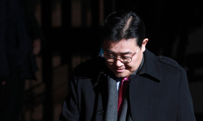 롯데홈쇼핑·GS홈쇼핑 등으로부터 뇌물을 수수한 의혹 등을 받는 전병헌 전 청와대 정무수석비서관이 4일 오후 서울 서초동 중앙지검에 출석하고 있다. [제공=연합뉴스]