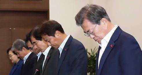President Moon Jae-in (R) holds a moment of silence in honor of people killed in a fishing boat accident before the start of a weekly meeting with his top presidential aides at his office Cheong Wa Dae in Seoul on Dec. 4, 2017. (Yonhap)