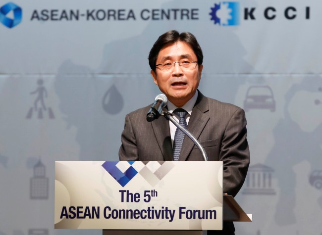 ASEAN-Korea Center Secretary General Kim Young-sun speaks at the 5th ASEAN Connectivity Forum on Nov. 29 (ASEAN-Korea Center)
