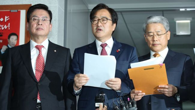 (From Left)Chung Woo-taik of the Liberty Korea Party, Woo Won-shik of the Democratic Party, and Kim Dong-cheol of the People`s Party, announced an agreement late Monday over the government's budget for next year.(Yonhap)