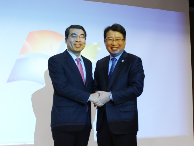 양기대 광명시장(왼쪽)이 경기평생교육진흥원에서 김경표 원장(오른쪽)과 기념사진을 찍고있다.[사진제공=경기평생교육진흥원]
양기대 광명시장(왼쪽)이 경기평생교육진흥원에서 김경표 원장(오른쪽)과 기념사진을 찍고있다.[사진제공=경기평생교육진흥원]