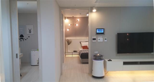 한국토지주택공사(LH)는 서울 수서 더스마티움에 견본주택을 마련하고 가변형존(ZONE)을 적용해 신혼부터 아이가 성장할 때까지 20년을 불편함 없이 살 수 있는 미래형 주택을 선보였다. 사진은 신혼부부 특화 주택 내부 모습. [사진제공=LH]