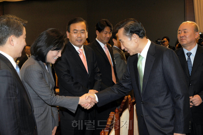 이명박 대통령이 2008년 2월29일 청와대에서 열린 확대비서관회의에 참석해 비서관들과 악수를 하고 있다. 왼쪽에서 네번째가 김태효 전 청와대 대외전략비서관. [사진=헤럴드경제DB]