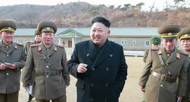 North Korean leader Kim Jong Un talking to soldiers during his visit to an artillery unit. (Yonhap)
