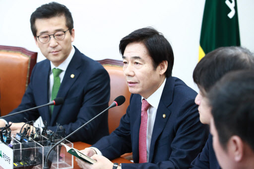국민의당 이용호 정책위의장이 4일 오전 국회 본청 당대표실에서 열린 최고위원회의에 참석해 아동수당과 관련해 발언하고 있다.[사진=연합뉴스]