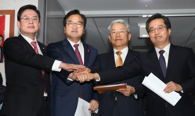 내년도 예산안이 진통 끝에 국회의 문턱을 넘음에 따라 정부는 배정 및 집행계획을 신속하게 마무리해 내년초부터 돈이 풀릴 수 있도록 할 방침이다. 사진은 4일 오후 여야 교섭단체 원내대표들과 김동연 부총리 겸 기획재정부 장관이 내년도 예산안 합의문을 발표한 후 손을 모으고 있는 모습. [사진제공=연합뉴스]