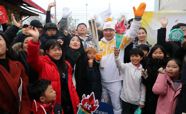 평창동계올림픽 성화가 전국을 거쳐 봉송되고 있다. 사진은 지난 3일 성화가 전북 군산에서 봉송되는 장면. [사진제공=연합뉴스]