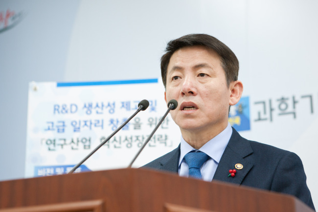 이진규 과학기술정보통신부 제1차관이 4일 오전 정부과천청사 과기정통부 기자실에서 연구산업 혁신성장전략 관련 브리핑을 하고 있다. [제공=과기정통부]
