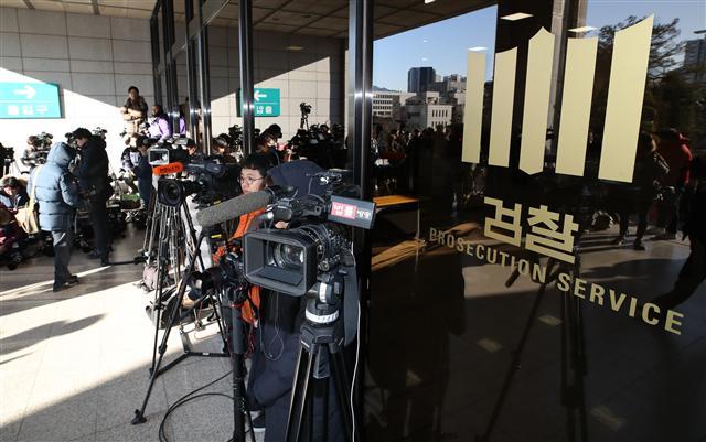 국가정보원 특수활동비 수수 의혹을 받는 최경환 자유한국당 의원이 5일 오전 서초구 서울중앙지검에 소환될 예정이었으나 갑자기 불출석을 통보했다. 검찰 입구에 취재진이 대기하고 있다.  [연합뉴스]