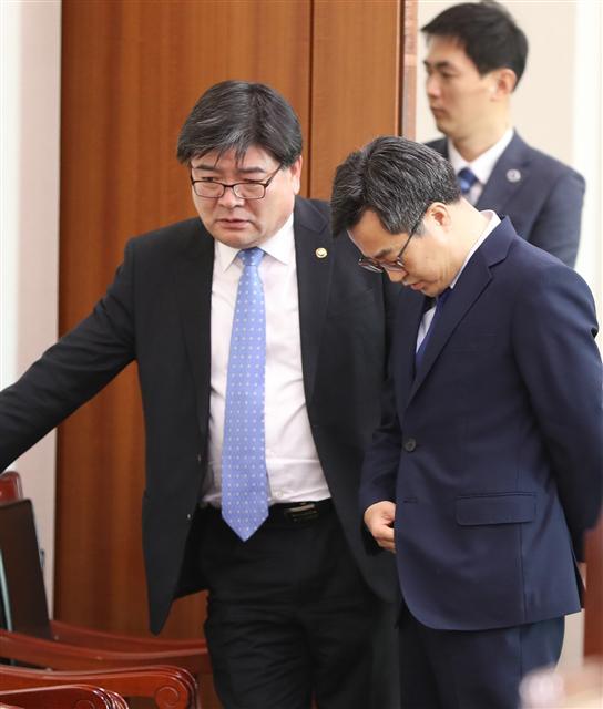 김동연(오른쪽) 부총리 겸 기획재정부 장관과 김용진 기재부 2차관이 5일 오전 국회 법제사법위원회 전체회의 시작 전 굳은 표정으로 대화하고 있다. 앞서 여야는 예산안 처리의 법정시한인 12월2일을 넘겨 추가협상을 벌인 끝에 4일 오후 타협안을 발표했다. [제공=기획재정부]