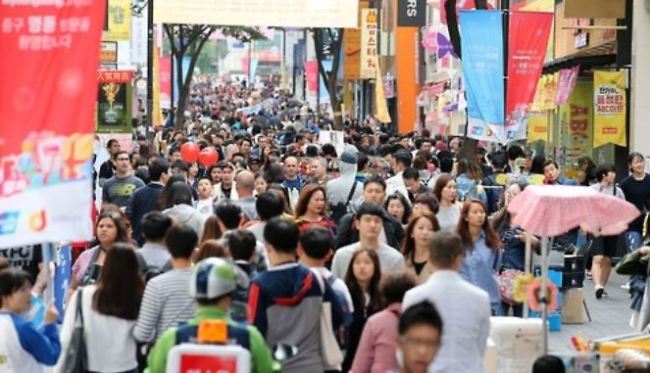 Chinese tourists in Myeong-dong, Seoul. (Yonhap)
