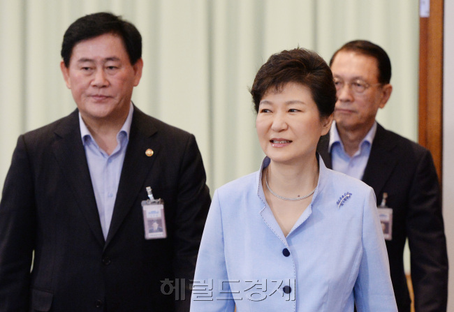 2014년 8월 박근혜 전 대통령과 함께 국무회의를 위해 들어서고 있는 최경환 당시 경제부총리. [사진=헤럴드경제DB]