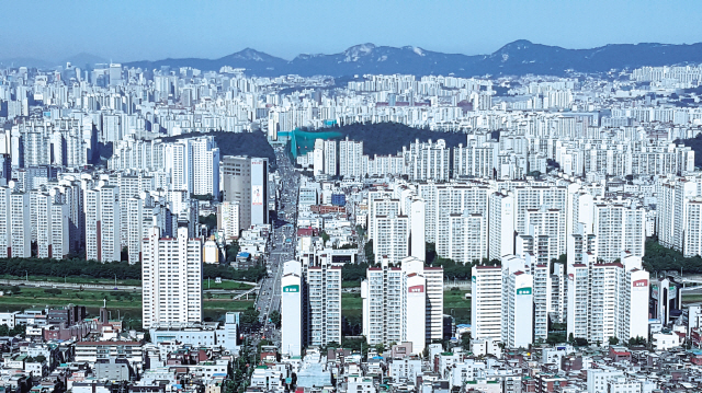 정부가 정책적으로 ‘빚내서 집사기’를 장려한 것이 부동산에 많은 자금이 쏠리게 한 원인이다. 정부는 2014년 담보인정비율(LTV)ㆍ총부채상환비율(DTI) 등 대출 규제를 완화했다. 결국 2008~2014년 횡보 혹은 하락하던 서울 집값은 2014년 이후 뛰기 시작했다. 가격이 부풀려진 자산은 다시 담보로 잡혀 여신 팽창을 가져오고, 다시 자산가격을 올리는 확대순환으로 이어졌다.