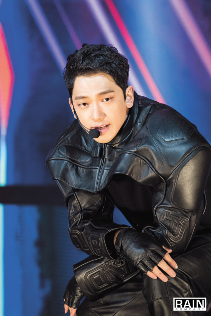 데뷔 15주년을 맞이한 가수 비(35)가 1일 미니앨범 ‘마이라이프 愛’를 발매했다. 비는 이날 오후 열린 기자간담회에서 “안정보다는 도전을 택했다”고 했다.
