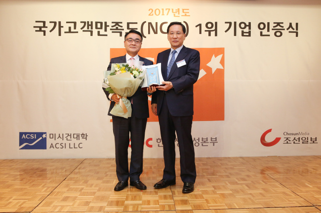 장선욱 롯데면세점 대표이사가(왼쪽) 5일 롯데호텔에서 열린 국가고객만족도시수 시상식에서 홍순직 한국생산성본부 회장으로부터 면세점 부문 1위 인증패를 수여받고 기념촬영을 하고 있다.
